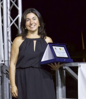 Da sola sul palco Lido di Camaiore con la targa 2-min Da sola sul palco Lido di Camaiore con la targa 2-min
